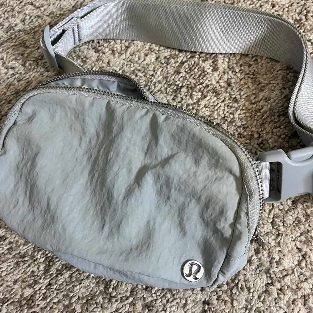 Lululemon everywhere belt bag